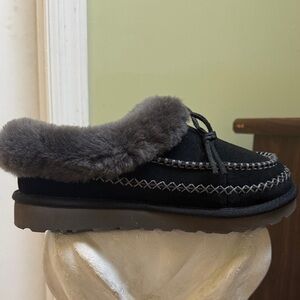 UGG Black Moccasins with Gray Fur Lining size 8 women H3N10